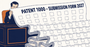Anwalt blickt skeptisch in die Kamera hinter einem riesigen Einreichungsformular mit der Aufschrift Patent 1000 Submission Form 2027 und endlosen Ankreuzfeldern