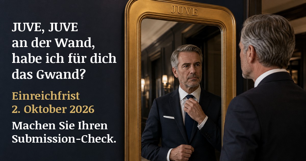 Anwalt richtet vor einem goldgerahmten Spiegel mit der Aufschrift JUVE seine Krawatte; daneben Einreichfrist 2. Oktober 2026 und die Aufforderung, den Submission-Check zu machen