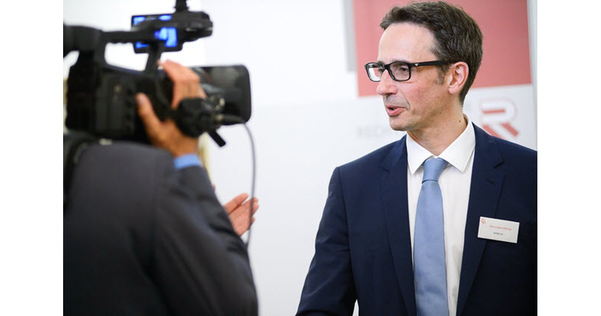 Beitragsbild: Law Business Managing Director Alexander Gendlin beim RAK Junganwältetag 2018